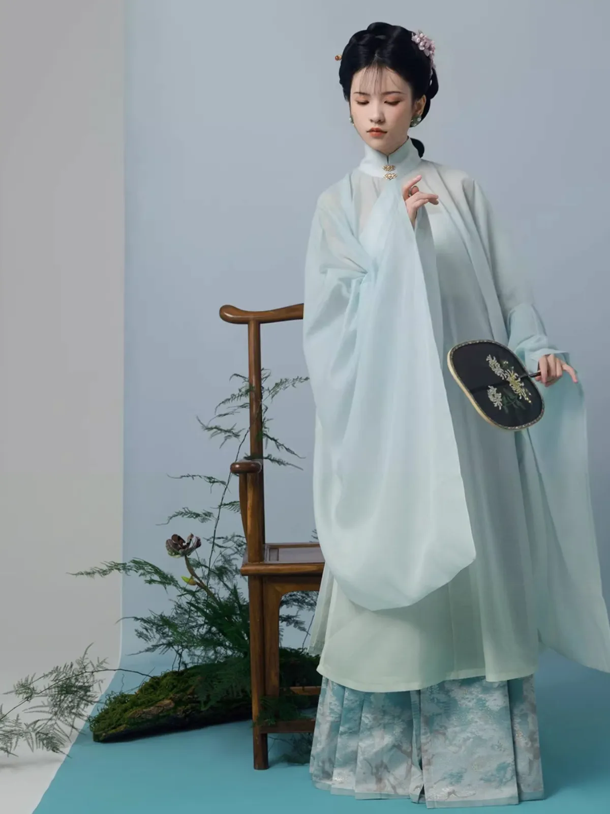 Pine & Snow 有松雪 Late Ming Dynasty Embroidered Bijia Aoqun Set